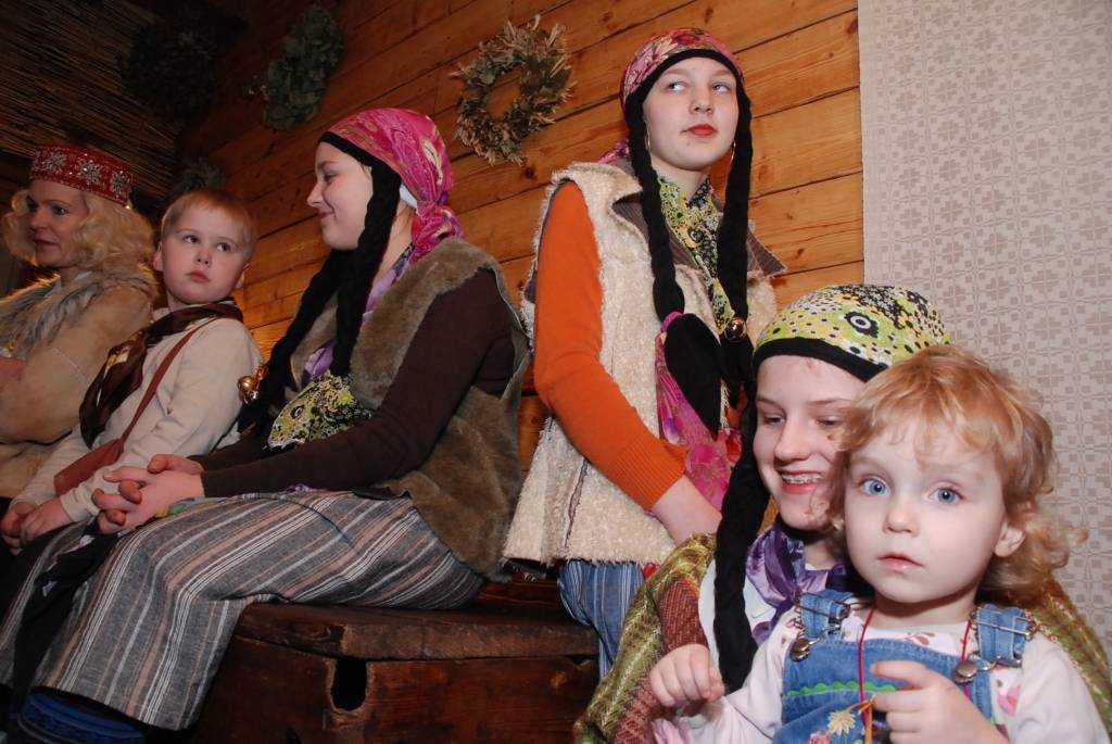 "Palīdzi man badu ciest. Es tev palīdzēšu medu ēst,” ar šādiem vārdiem folkloras kopa „Atštaukas” bija aicinājušas savus draugus, atbalstītājus un kaimiņus trešdienas vakarā ierasties ciemos. Svinību iemesls – folkloras kopa piekto gadu...
Autors: Anita Kantāne