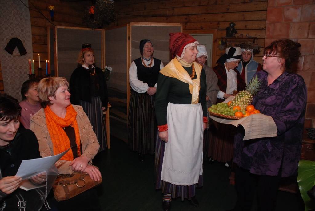 "Palīdzi man badu ciest. Es tev palīdzēšu medu ēst,” ar šādiem vārdiem folkloras kopa „Atštaukas” bija aicinājušas savus draugus, atbalstītājus un kaimiņus trešdienas vakarā ierasties ciemos. Svinību iemesls – folkloras kopa piekto gadu...
Autors: Anita Kantāne