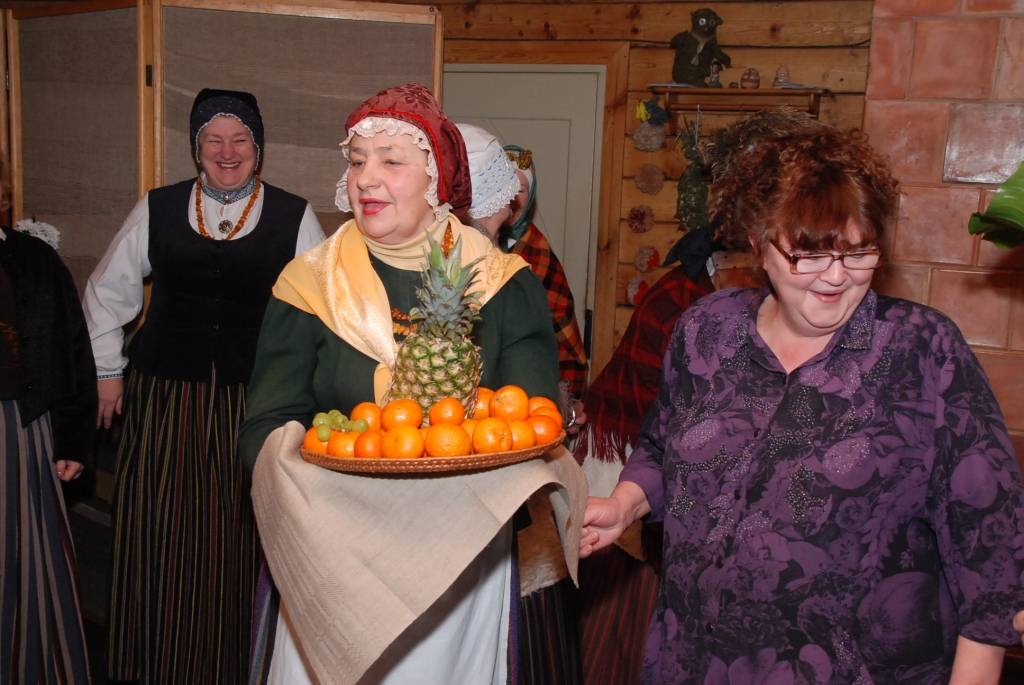 "Palīdzi man badu ciest. Es tev palīdzēšu medu ēst,” ar šādiem vārdiem folkloras kopa „Atštaukas” bija aicinājušas savus draugus, atbalstītājus un kaimiņus trešdienas vakarā ierasties ciemos. Svinību iemesls – folkloras kopa piekto gadu...
Autors: Anita Kantāne