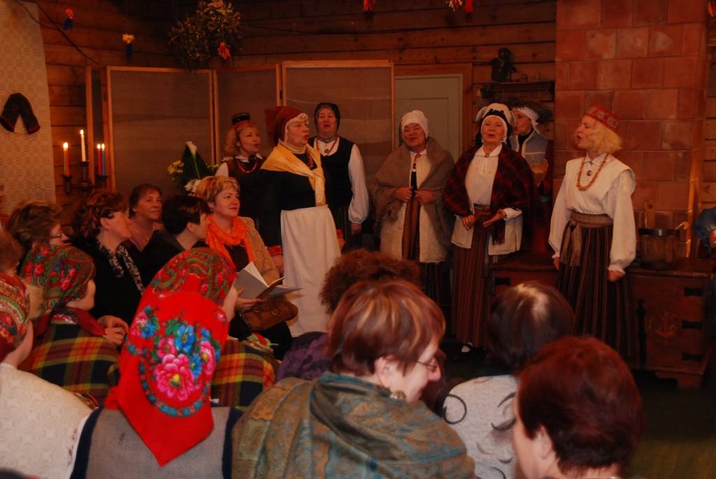 "Palīdzi man badu ciest. Es tev palīdzēšu medu ēst,” ar šādiem vārdiem folkloras kopa „Atštaukas” bija aicinājušas savus draugus, atbalstītājus un kaimiņus trešdienas vakarā ierasties ciemos. Svinību iemesls – folkloras kopa piekto gadu...
Autors: Anita Kantāne