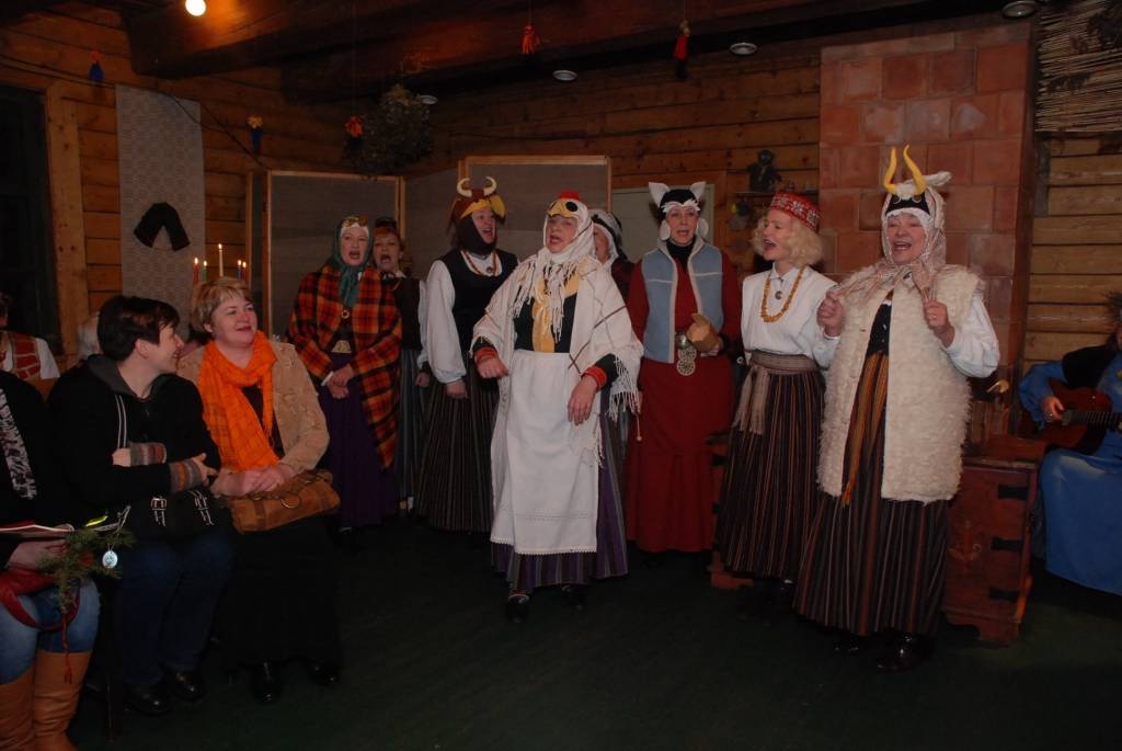 "Palīdzi man badu ciest. Es tev palīdzēšu medu ēst,” ar šādiem vārdiem folkloras kopa „Atštaukas” bija aicinājušas savus draugus, atbalstītājus un kaimiņus trešdienas vakarā ierasties ciemos. Svinību iemesls – folkloras kopa piekto gadu...
Autors: Anita Kantāne
