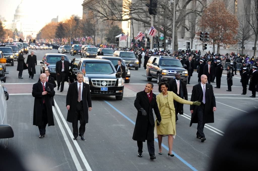 ASV prezidents Baraks Obama un viņa sieva Mišela pēc inaugurācijas ceremonijas 20. janvārī dodas gājienā pa Pensilvānijas avēniju ceļā uz Balto namu.
Aizejošais ASV prezidents Džordžs Bušs ar sievu Loru pie Baltā nama sagaidīja...
Autors: LETA, ziņu aģentūra