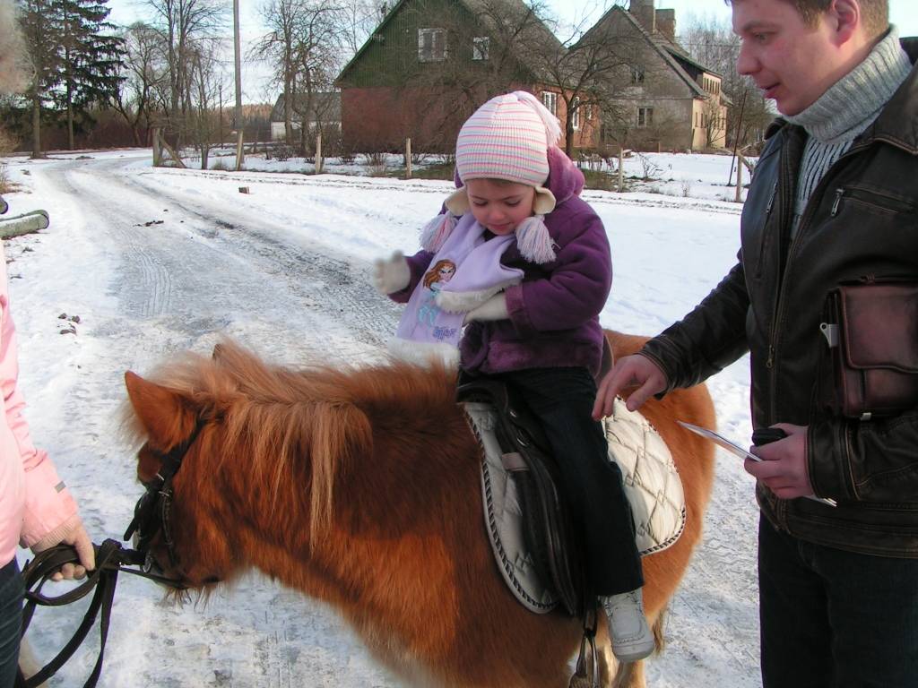 Vaiņodes pagasta Augustē sestdien vietējie iedzīvotāji un ikviens interesents tika aicināts baudīt ziemas priekus. 

Rīta pusē bērniem piedāvāja izjādes ar ponijiem un braucienus zirga vilktās kamanās. Augumā lielāki svētku dalībnieki...
Autors: Iluta Dreimane