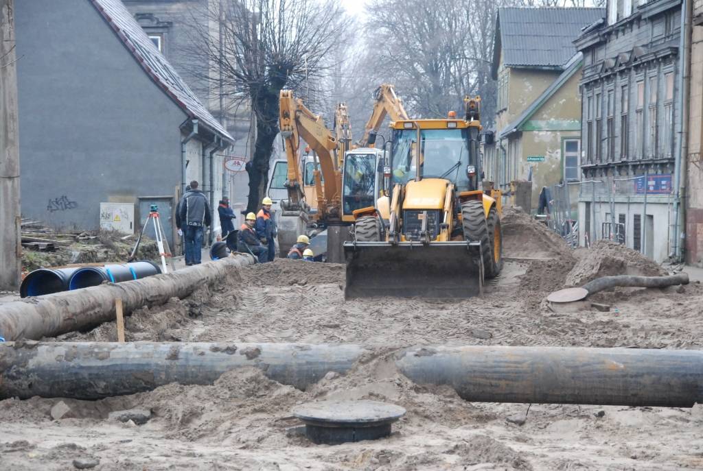 SIA "Liepājas ūdens" nolīgtā firma veic sadzīves un lietus ūdens kanalizācijas kolektora rekstrukciju Bāriņu ielā. Rekonstrukcija ilgs visu janvāri. Pagaidām speciālsti neņemas prognozēt, kad precīzi kanalizācijas vada nomaiņa februārī...
