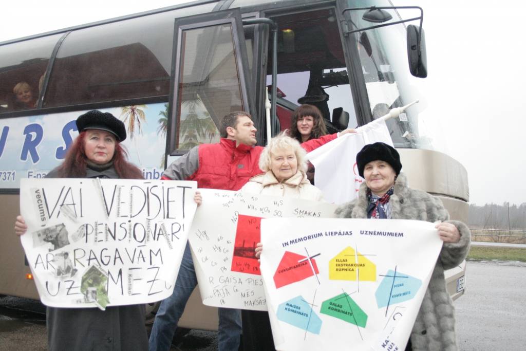Arī no Liepājas uz Rīgu devās cilvēki, lai Doma laukumā piedalītos protesta akcijā, kurā tika prasīta atklāta, godīga valsts pārvalde, ekonomisko jautājumu risināšana un esošās Saeimas atlaišana. 
Autors: Kristīne Harmsena