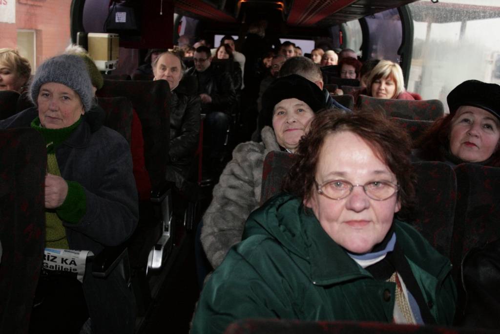 Arī no Liepājas uz Rīgu devās cilvēki, lai Doma laukumā piedalītos protesta akcijā, kurā tika prasīta atklāta, godīga valsts pārvalde, ekonomisko jautājumu risināšana un esošās Saeimas atlaišana. 
Autors: Kristīne Harmsena
