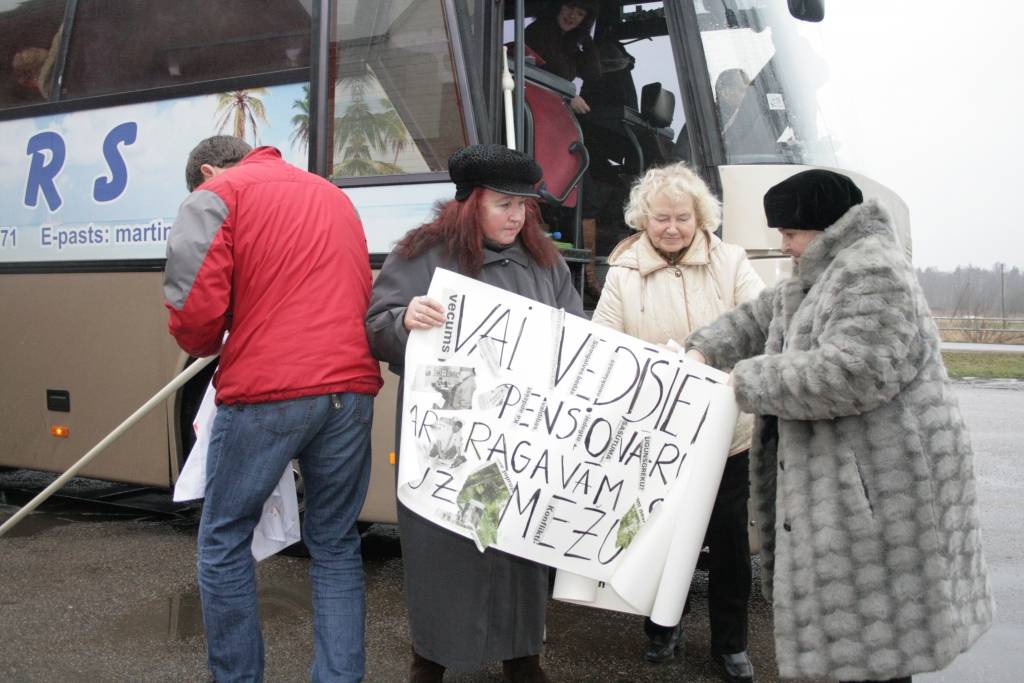 Arī no Liepājas uz Rīgu devās cilvēki, lai Doma laukumā piedalītos protesta akcijā, kurā tika prasīta atklāta, godīga valsts pārvalde, ekonomisko jautājumu risināšana un esošās Saeimas atlaišana. 
Autors: Kristīne Harmsena