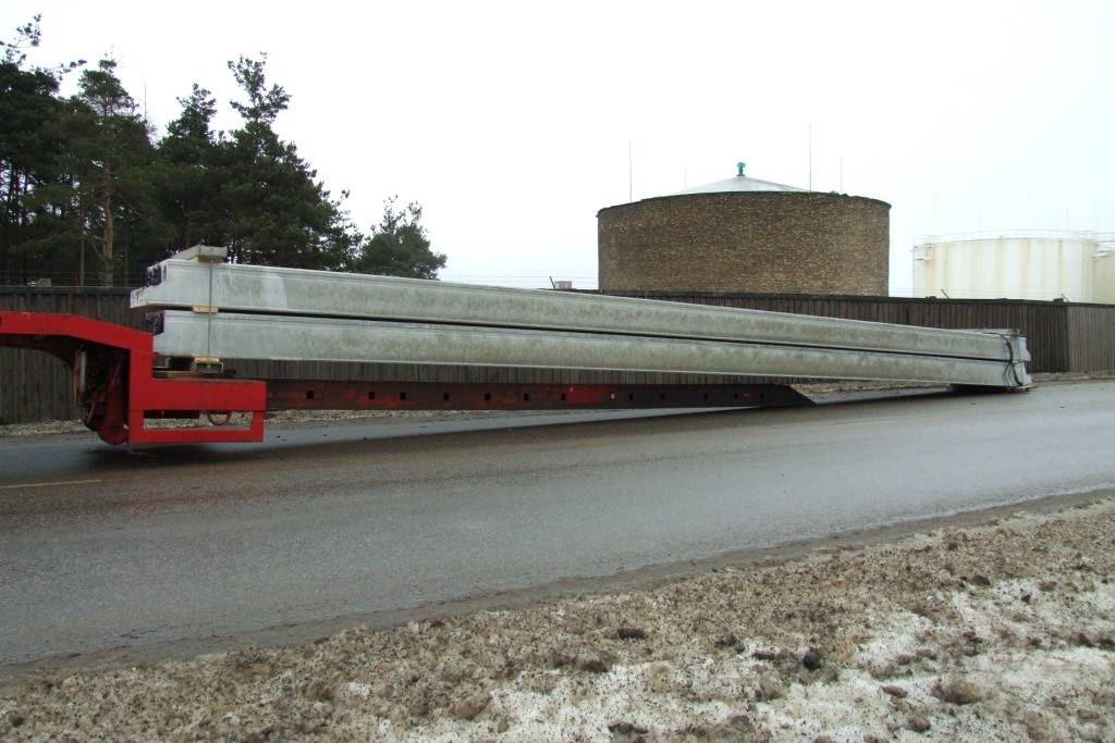 Sestdien ap pulksten 12 Pulvera ielā smagās automašīnas, kura veda dzelzsbetona blokus, piekabe sadalījusies divās daļās. 
Autors: Jānis Goldbergs