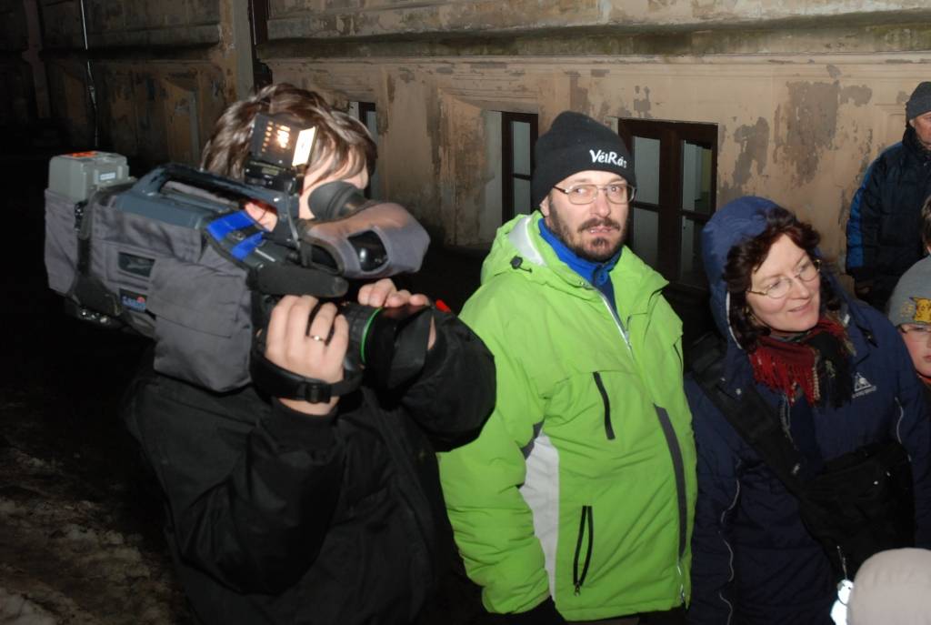 Piektdienas, 9. janvāra, vakarā Liepājas 1. ģimnāzijas pagalmā prāvs bariņš interesentu teleskopā aplūkoja mēnesi. Tāds balts aplis ar punktiņiem, portālam atzina kāda liepājniece, kura pirms mirkļa bija izmantojusi lielisko iespēju uzmest...
Autors: Uldis Dobelis