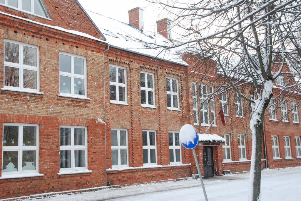2008./2009. mācību gada 2. semestris Grobiņas vidusskolā sācies dramatiski – jālikvidē 10. un 11. klase. To ietekmējuši pēkšņie Ministru kabineta lēmumi, kas publiskoti 30. decembrī, bet stājušies spēkā jau 1. janvārī. 

Visi deviņi 11....
Autors: Iluta Dreimane
