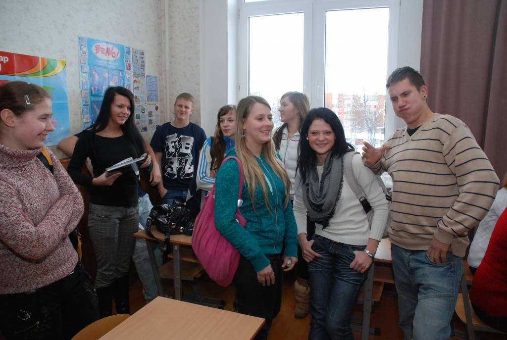 2008./2009. mācību gada 2. semestris Grobiņas vidusskolā sācies dramatiski – jālikvidē 10. un 11. klase. To ietekmējuši pēkšņie Ministru kabineta lēmumi, kas publiskoti 30. decembrī, bet stājušies spēkā jau 1. janvārī. 

Visi deviņi 11....
Autors: Iluta Dreimane