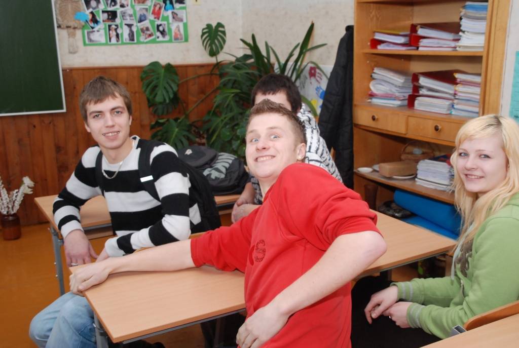 2008./2009. mācību gada 2. semestris Grobiņas vidusskolā sācies dramatiski – jālikvidē 10. un 11. klase. To ietekmējuši pēkšņie Ministru kabineta lēmumi, kas publiskoti 30. decembrī, bet stājušies spēkā jau 1. janvārī. 

Visi deviņi 11....
Autors: Iluta Dreimane