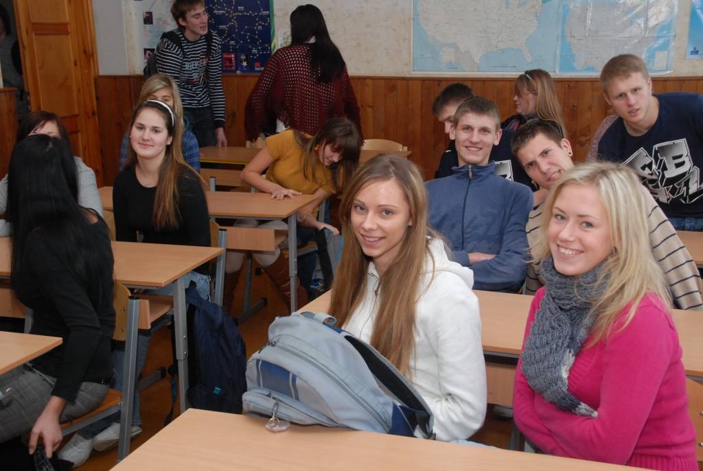 2008./2009. mācību gada 2. semestris Grobiņas vidusskolā sācies dramatiski – jālikvidē 10. un 11. klase. To ietekmējuši pēkšņie Ministru kabineta lēmumi, kas publiskoti 30. decembrī, bet stājušies spēkā jau 1. janvārī. 

Visi deviņi 11....
Autors: Iluta Dreimane