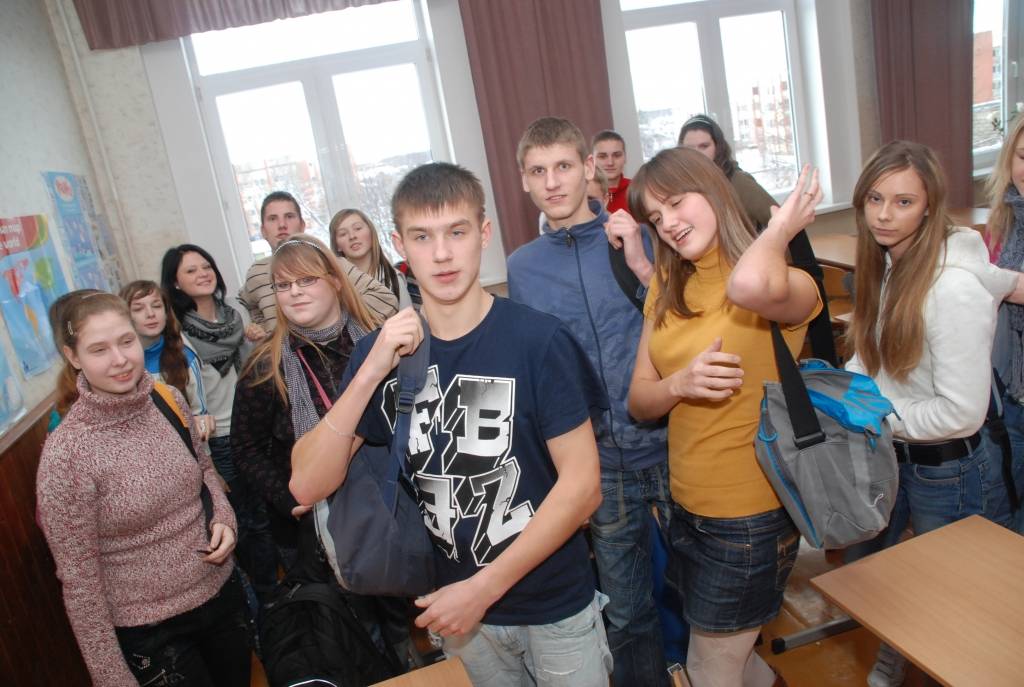 2008./2009. mācību gada 2. semestris Grobiņas vidusskolā sācies dramatiski – jālikvidē 10. un 11. klase. To ietekmējuši pēkšņie Ministru kabineta lēmumi, kas publiskoti 30. decembrī, bet stājušies spēkā jau 1. janvārī. 

Visi deviņi 11....
Autors: Iluta Dreimane