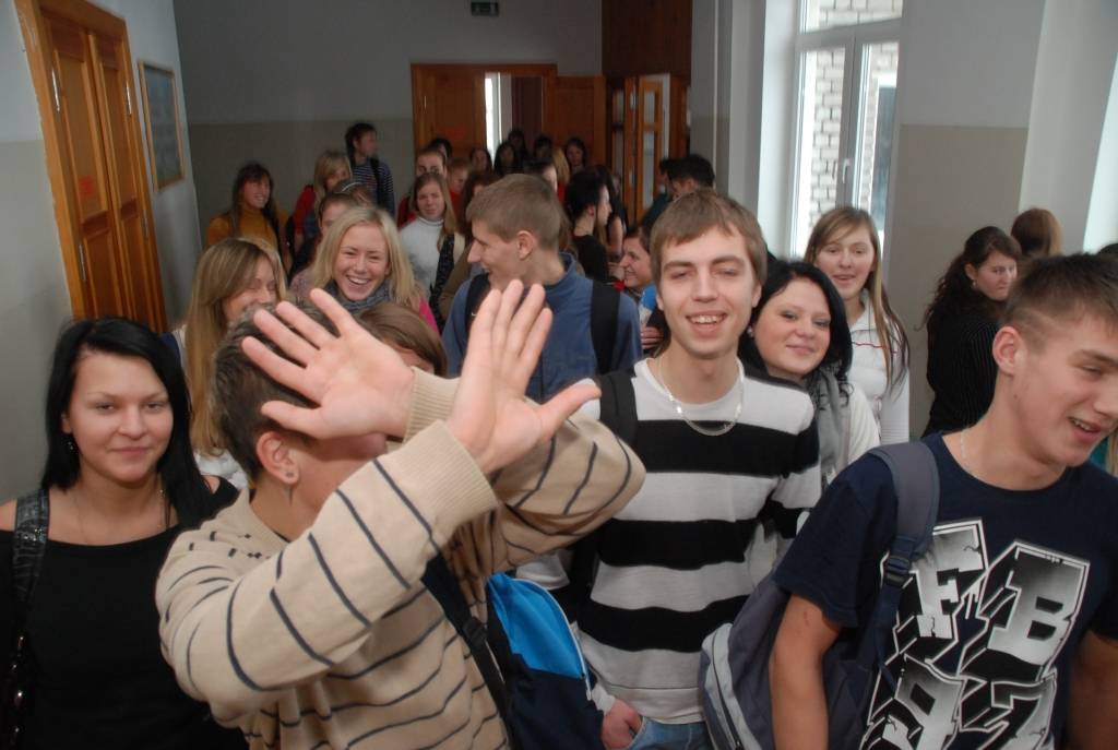 2008./2009. mācību gada 2. semestris Grobiņas vidusskolā sācies dramatiski – jālikvidē 10. un 11. klase. To ietekmējuši pēkšņie Ministru kabineta lēmumi, kas publiskoti 30. decembrī, bet stājušies spēkā jau 1. janvārī. 

Visi deviņi 11....
Autors: Iluta Dreimane