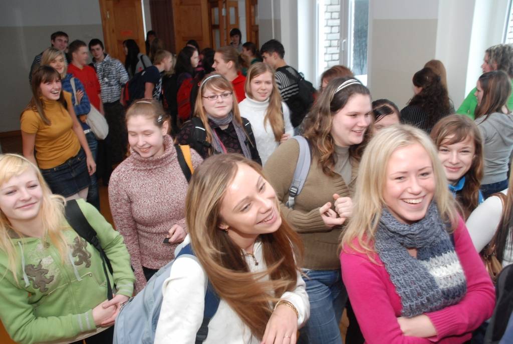 2008./2009. mācību gada 2. semestris Grobiņas vidusskolā sācies dramatiski – jālikvidē 10. un 11. klase. To ietekmējuši pēkšņie Ministru kabineta lēmumi, kas publiskoti 30. decembrī, bet stājušies spēkā jau 1. janvārī. 

Visi deviņi 11....
Autors: Iluta Dreimane
