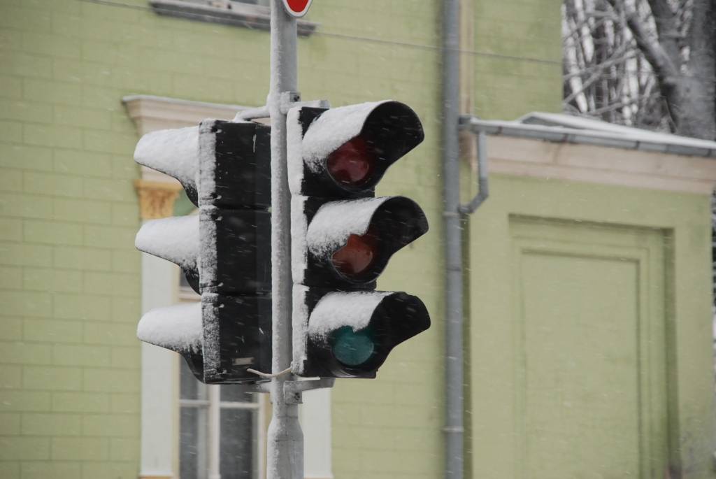 Peldu un Kr. Valdemāra ielas krustojumā nedarbojas luksofors. Lai arī Peldu ielu šajā vietā šķērso tikai tramvajs, tomēr, braucot no centra puses, tas grūti pamanāms, tādēļ iesakām uzmanīties.