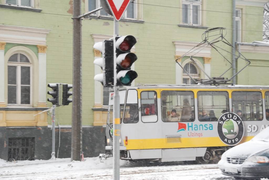 Peldu un Kr. Valdemāra ielas krustojumā nedarbojas luksofors. Lai arī Peldu ielu šajā vietā šķērso tikai tramvajs, tomēr, braucot no centra puses, tas grūti pamanāms, tādēļ iesakām uzmanīties.