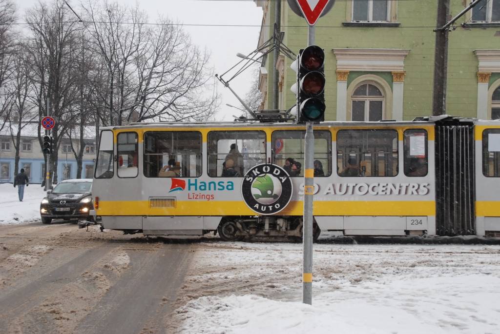Peldu un Kr. Valdemāra ielas krustojumā nedarbojas luksofors. Lai arī Peldu ielu šajā vietā šķērso tikai tramvajs, tomēr, braucot no centra puses, tas grūti pamanāms, tādēļ iesakām uzmanīties.