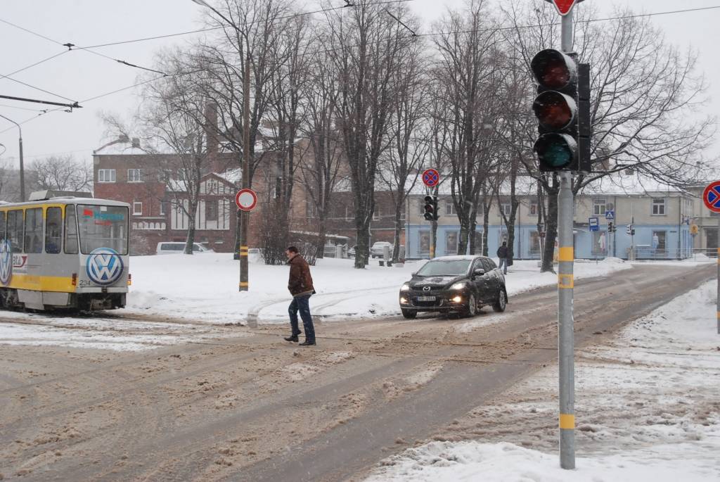Peldu un Kr. Valdemāra ielas krustojumā nedarbojas luksofors. Lai arī Peldu ielu šajā vietā šķērso tikai tramvajs, tomēr, braucot no centra puses, tas grūti pamanāms, tādēļ iesakām uzmanīties.