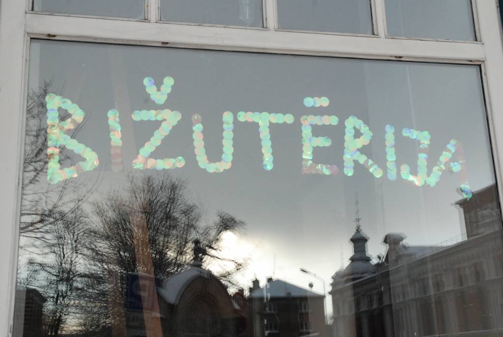 Kuršu ielā slēgta "Jumavas" grāmatnīca, bet jau rīt, 6. janvārī tur durvis vērs bižutērijas veikals, kas paplašina telpas no blakusesošajām telpām, portāls uzzināja uz vietas. Jau izskanējis, ka PVN paaugstināts arī grāmatām, kas daudziem...
Autors: Jānis Goldbergs