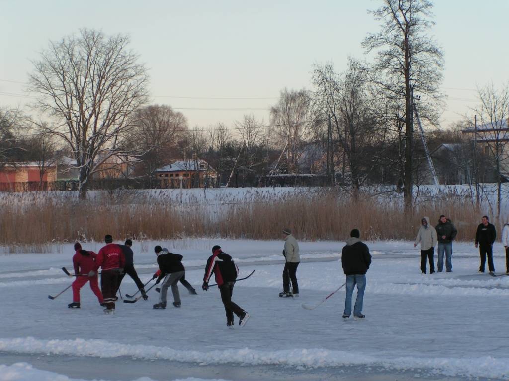 Brīvdienās, kas Liepājas rajonā tāpat kā visā Latvijā atnāca ar sniegu un salu, daudzi steidzās baudīt ziemas priekus. Bērniem īpašu sajūsmu sagādāja braukšana ar ragaviņām un šļūkšana no kalniņa ar dažādiem zem dibena novietojamiem...
Autors: Iluta Dreimane