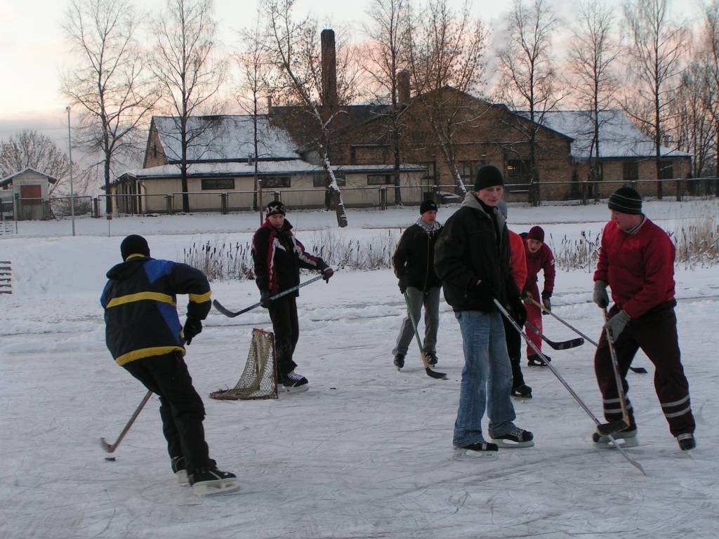 Brīvdienās, kas Liepājas rajonā tāpat kā visā Latvijā atnāca ar sniegu un salu, daudzi steidzās baudīt ziemas priekus. Bērniem īpašu sajūsmu sagādāja braukšana ar ragaviņām un šļūkšana no kalniņa ar dažādiem zem dibena novietojamiem...
Autors: Iluta Dreimane