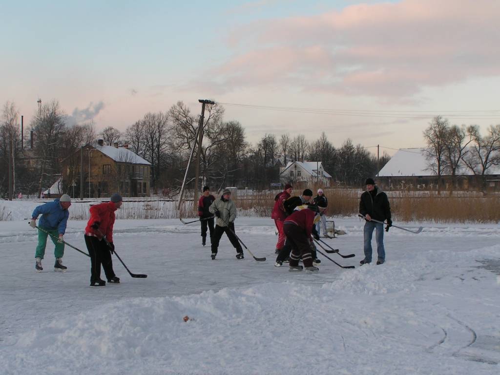 Brīvdienās, kas Liepājas rajonā tāpat kā visā Latvijā atnāca ar sniegu un salu, daudzi steidzās baudīt ziemas priekus. Bērniem īpašu sajūsmu sagādāja braukšana ar ragaviņām un šļūkšana no kalniņa ar dažādiem zem dibena novietojamiem...
Autors: Iluta Dreimane