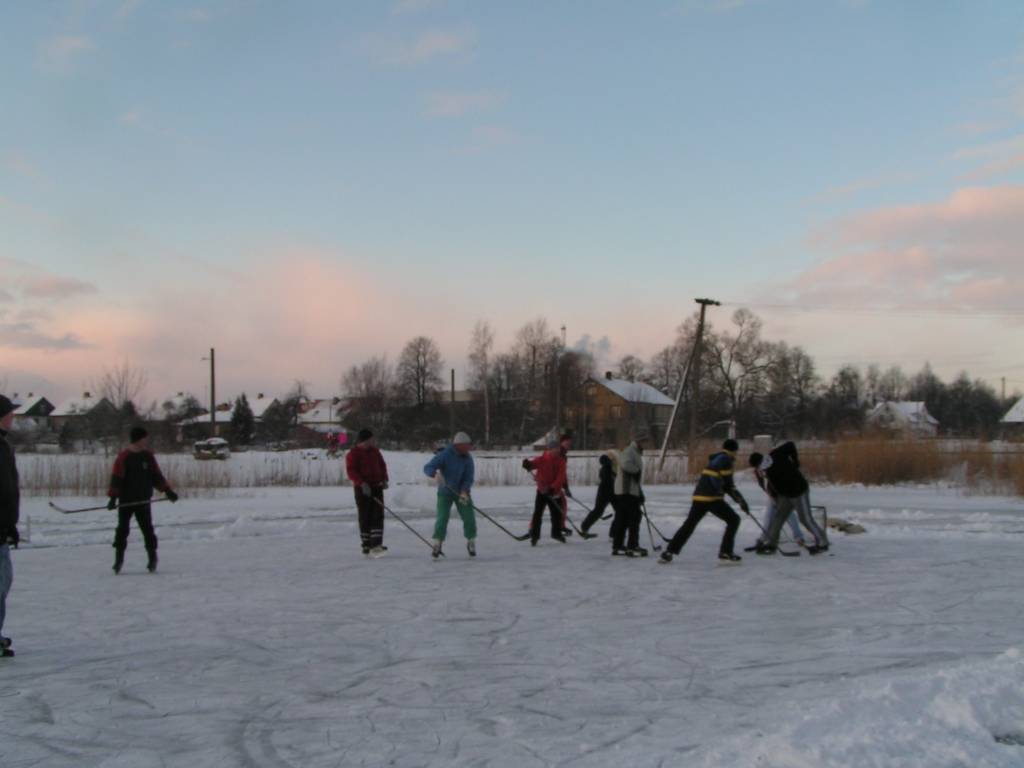Brīvdienās, kas Liepājas rajonā tāpat kā visā Latvijā atnāca ar sniegu un salu, daudzi steidzās baudīt ziemas priekus. Bērniem īpašu sajūsmu sagādāja braukšana ar ragaviņām un šļūkšana no kalniņa ar dažādiem zem dibena novietojamiem...
Autors: Iluta Dreimane