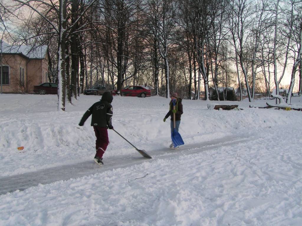 Brīvdienās, kas Liepājas rajonā tāpat kā visā Latvijā atnāca ar sniegu un salu, daudzi steidzās baudīt ziemas priekus. Bērniem īpašu sajūsmu sagādāja braukšana ar ragaviņām un šļūkšana no kalniņa ar dažādiem zem dibena novietojamiem...
Autors: Iluta Dreimane