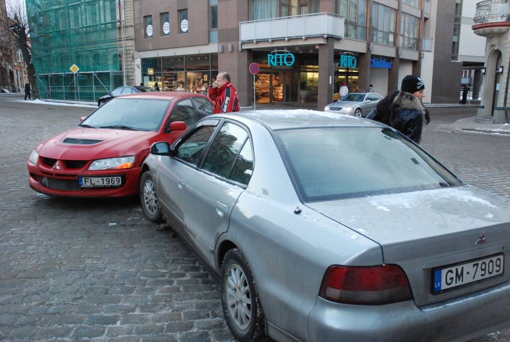 2. janvārī ap pulksten 15 krustojumā pie kafejnīcas "Serenāde" sadūrušās divas "Mitsubishi" markas automašīnas. Vienā no autovadītājiem portāls atpazina rallista Dana Lešča stūrmani Jāni Vīksnu. 
Autors: Uldis Dobelis