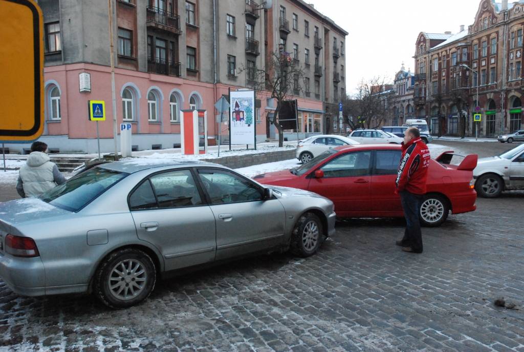 2. janvārī ap pulksten 15 krustojumā pie kafejnīcas "Serenāde" sadūrušās divas "Mitsubishi" markas automašīnas. Vienā no autovadītājiem portāls atpazina rallista Dana Lešča stūrmani Jāni Vīksnu. 
Autors: Uldis Dobelis