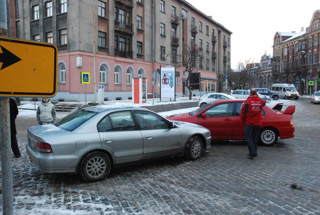 2. janvārī ap pulksten 15 krustojumā pie kafejnīcas "Serenāde" sadūrušās divas "Mitsubishi" markas automašīnas. Vienā no autovadītājiem portāls atpazina rallista Dana Lešča stūrmani Jāni Vīksnu. 
Autors: Uldis Dobelis