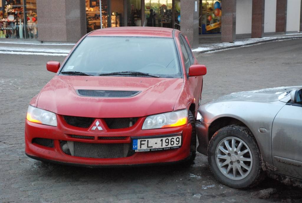 2. janvārī ap pulksten 15 krustojumā pie kafejnīcas "Serenāde" sadūrušās divas "Mitsubishi" markas automašīnas. Vienā no autovadītājiem portāls atpazina rallista Dana Lešča stūrmani Jāni Vīksnu. 
Autors: Uldis Dobelis
