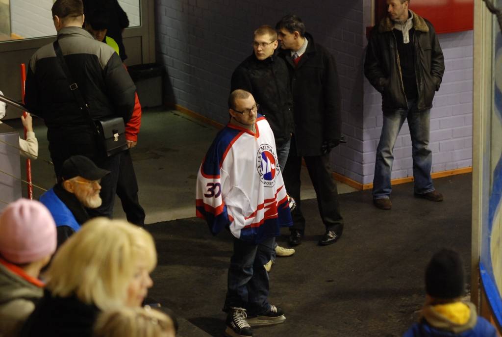 Trešdien, 25. februārī, Liepājas ledus hallē notika Baltkrievijas atklātā hokeja čempionāta spēle starp "Liepājas metalurgu" un Bobruiskas "Šiņņik" vienību. Portāls pēc otrā perioda pamanīja, ka tribīnēs "Liepājas metalurga" formas tērpā...
Autors: Uldis Dobelis
