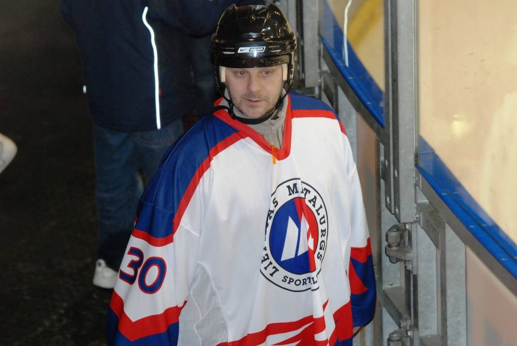 Trešdien, 25. februārī, Liepājas ledus hallē notika Baltkrievijas atklātā hokeja čempionāta spēle starp "Liepājas metalurgu" un Bobruiskas "Šiņņik" vienību. Portāls pēc otrā perioda pamanīja, ka tribīnēs "Liepājas metalurga" formas tērpā...
Autors: Uldis Dobelis