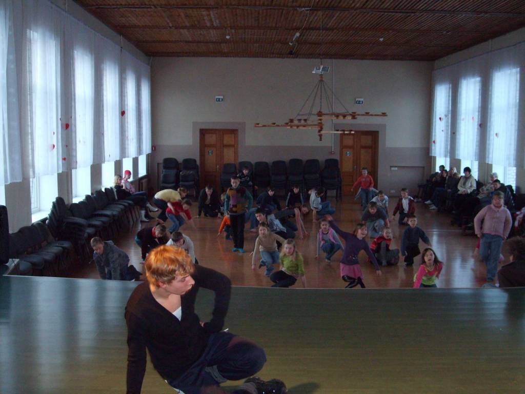 Pagājušās nedēļas nogalē Grobiņā, Grobiņas pagastā un Vaiņodē uzstājās Norvēģijas mūsdienu deju grupa “Ilūzijas”. Visās trijās vietās pēc izrādes grupas dalībnieki vadīja meistarklasi, kurā mācīja savas dejas. Liepājas rajona Skolēnu...
Autors: Uldis Dobelis