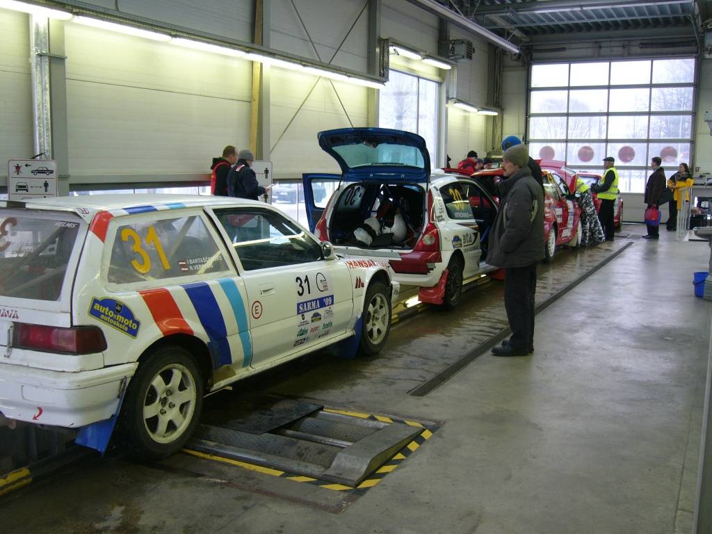 Bildes no Latvijas autorallija čempionāta otrā posma - rallija "Sarma 2009". Tajā absolūtajā vērtējumā triumfēja Aivja Egles ekipāža. "Liepājas Rallija komandas" braucējus Normundu Verbeli un Igoru Bartaščenoku Gulbenes apkārtnes ceļos...
Autors: Uldis Dobelis