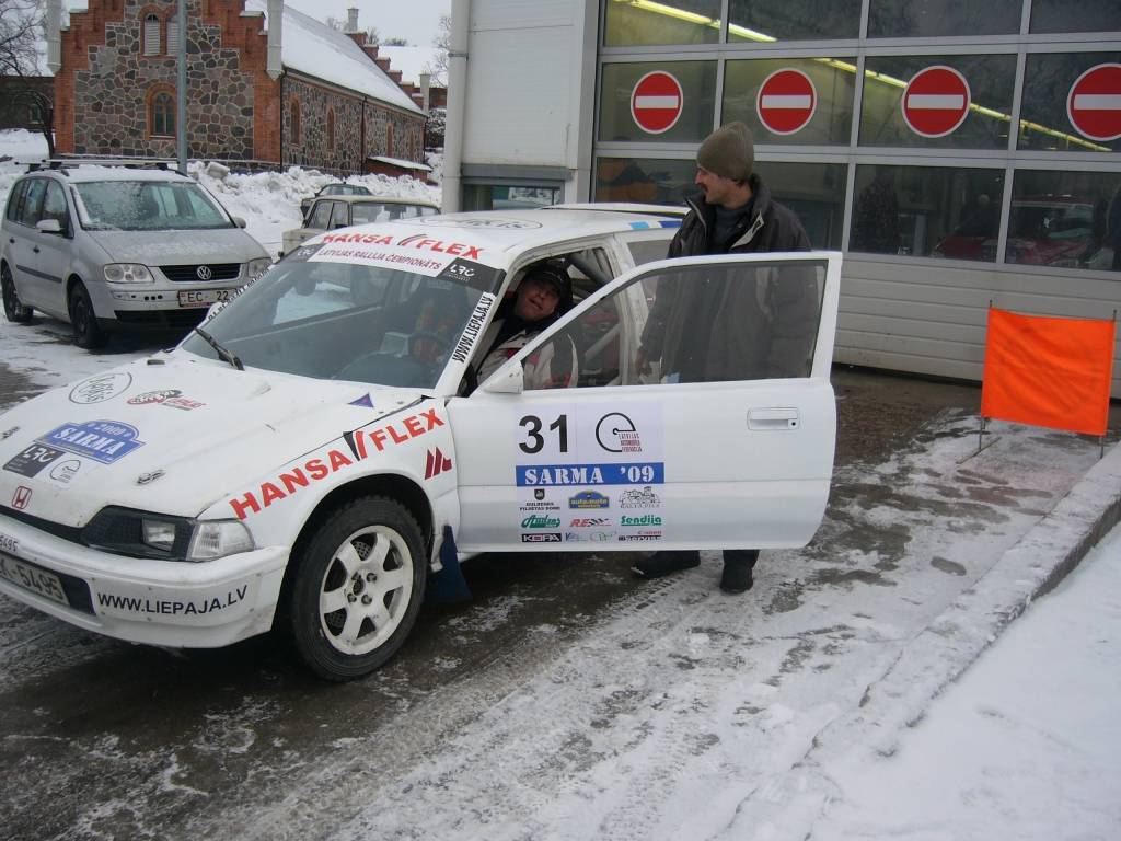 Bildes no Latvijas autorallija čempionāta otrā posma - rallija "Sarma 2009". Tajā absolūtajā vērtējumā triumfēja Aivja Egles ekipāža. "Liepājas Rallija komandas" braucējus Normundu Verbeli un Igoru Bartaščenoku Gulbenes apkārtnes ceļos...
Autors: Uldis Dobelis