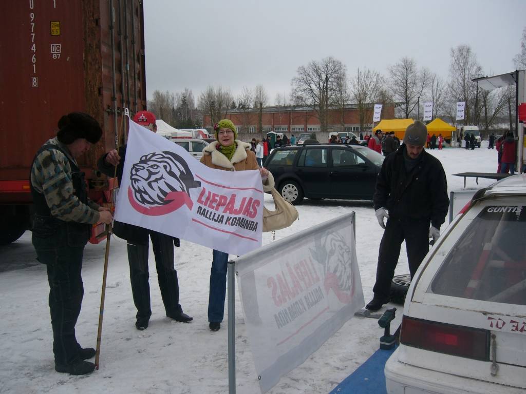 Bildes no Latvijas autorallija čempionāta otrā posma - rallija "Sarma 2009". Tajā absolūtajā vērtējumā triumfēja Aivja Egles ekipāža. "Liepājas Rallija komandas" braucējus Normundu Verbeli un Igoru Bartaščenoku Gulbenes apkārtnes ceļos...
Autors: Uldis Dobelis