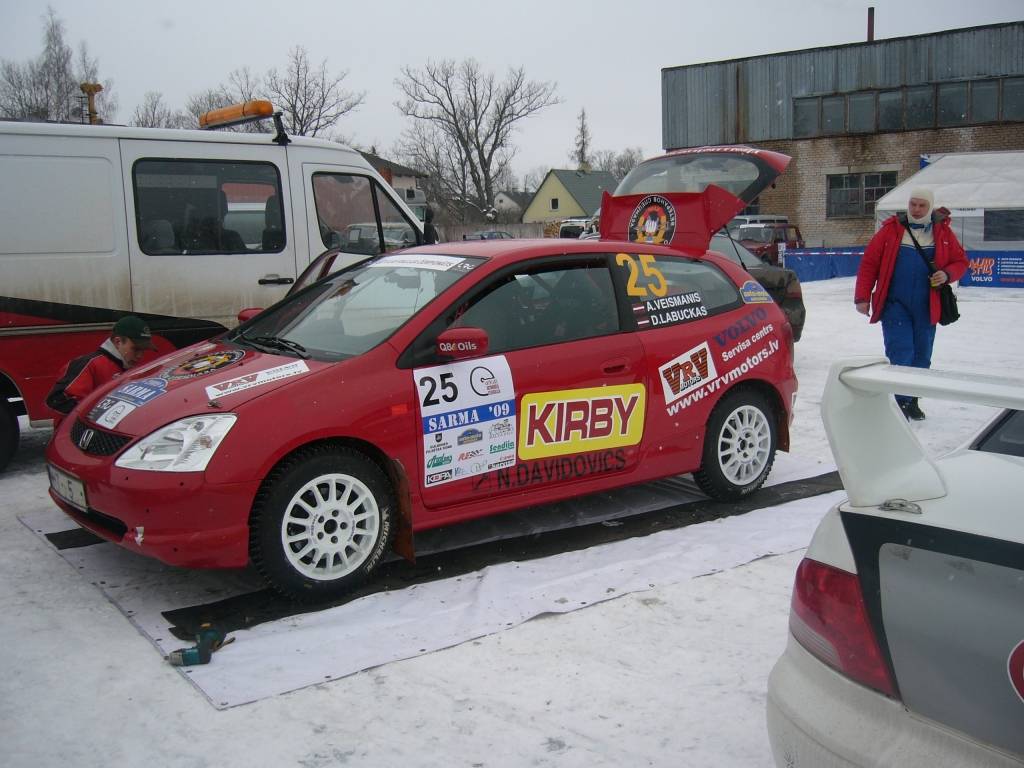Bildes no Latvijas autorallija čempionāta otrā posma - rallija "Sarma 2009". Tajā absolūtajā vērtējumā triumfēja Aivja Egles ekipāža. "Liepājas Rallija komandas" braucējus Normundu Verbeli un Igoru Bartaščenoku Gulbenes apkārtnes ceļos...
Autors: Uldis Dobelis