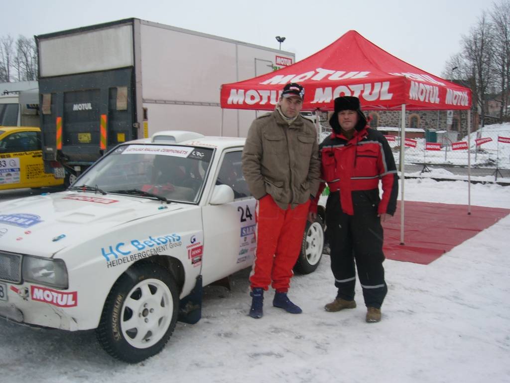 Bildes no Latvijas autorallija čempionāta otrā posma - rallija "Sarma 2009". Tajā absolūtajā vērtējumā triumfēja Aivja Egles ekipāža. "Liepājas Rallija komandas" braucējus Normundu Verbeli un Igoru Bartaščenoku Gulbenes apkārtnes ceļos...
Autors: Uldis Dobelis