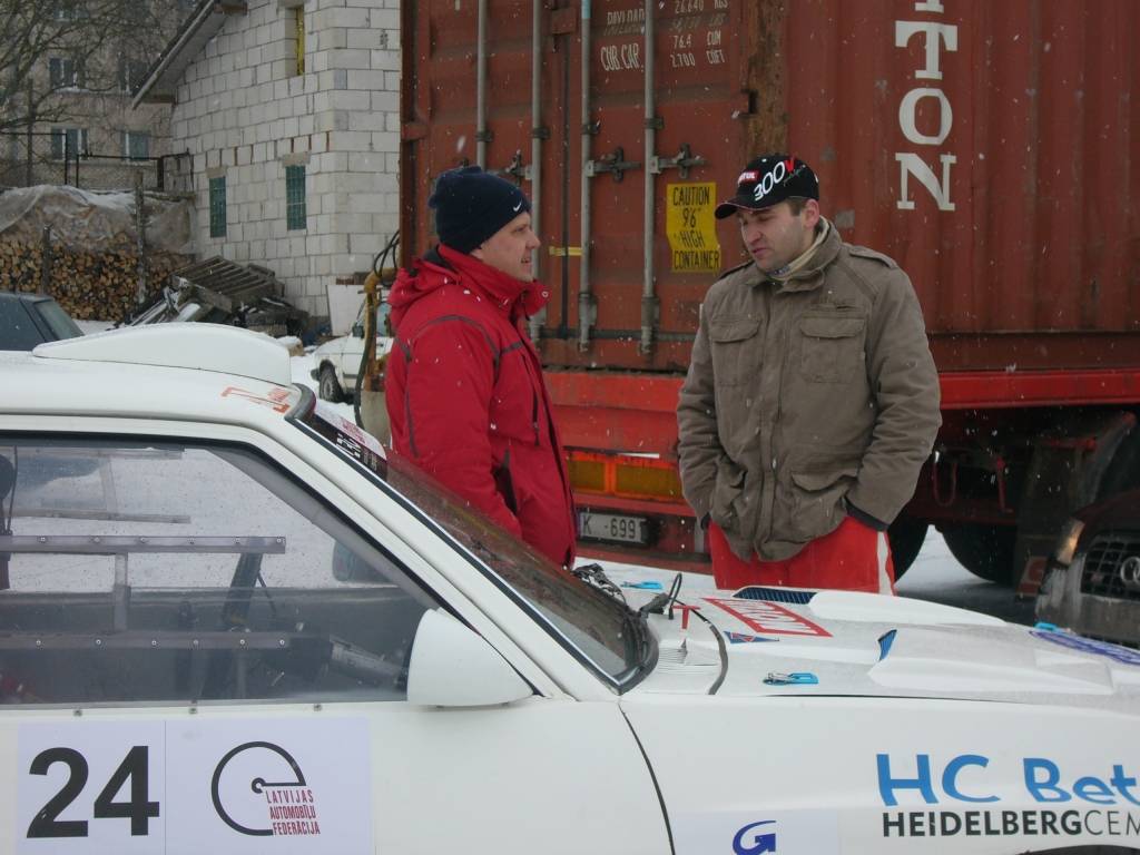 Bildes no Latvijas autorallija čempionāta otrā posma - rallija "Sarma 2009". Tajā absolūtajā vērtējumā triumfēja Aivja Egles ekipāža. "Liepājas Rallija komandas" braucējus Normundu Verbeli un Igoru Bartaščenoku Gulbenes apkārtnes ceļos...
Autors: Uldis Dobelis