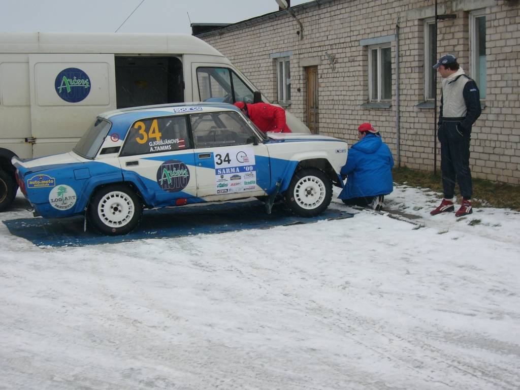 Bildes no Latvijas autorallija čempionāta otrā posma - rallija "Sarma 2009". Tajā absolūtajā vērtējumā triumfēja Aivja Egles ekipāža. "Liepājas Rallija komandas" braucējus Normundu Verbeli un Igoru Bartaščenoku Gulbenes apkārtnes ceļos...
Autors: Uldis Dobelis