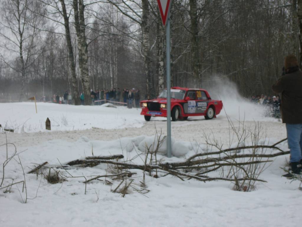 Bildes no Latvijas autorallija čempionāta otrā posma - rallija "Sarma 2009". Tajā absolūtajā vērtējumā triumfēja Aivja Egles ekipāža. "Liepājas Rallija komandas" braucējus Normundu Verbeli un Igoru Bartaščenoku Gulbenes apkārtnes ceļos...
Autors: Uldis Dobelis