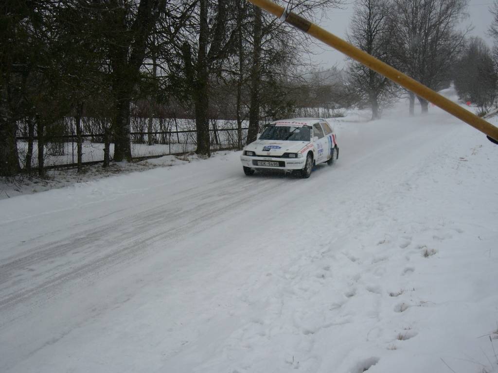 Bildes no Latvijas autorallija čempionāta otrā posma - rallija "Sarma 2009". Tajā absolūtajā vērtējumā triumfēja Aivja Egles ekipāža. "Liepājas Rallija komandas" braucējus Normundu Verbeli un Igoru Bartaščenoku Gulbenes apkārtnes ceļos...
Autors: Uldis Dobelis
