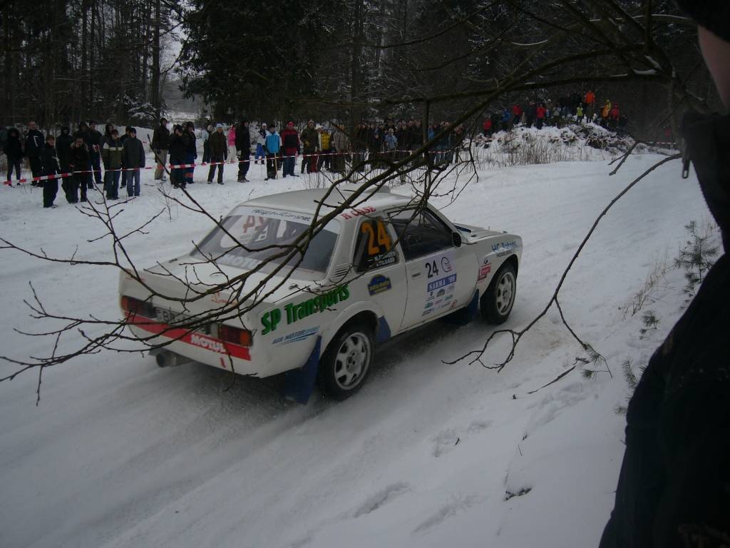 Bildes no Latvijas autorallija čempionāta otrā posma - rallija "Sarma 2009". Tajā absolūtajā vērtējumā triumfēja Aivja Egles ekipāža. "Liepājas Rallija komandas" braucējus Normundu Verbeli un Igoru Bartaščenoku Gulbenes apkārtnes ceļos...
Autors: Uldis Dobelis