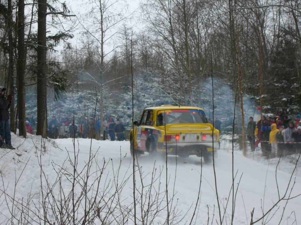 Bildes no Latvijas autorallija čempionāta otrā posma - rallija "Sarma 2009". Tajā absolūtajā vērtējumā triumfēja Aivja Egles ekipāža. "Liepājas Rallija komandas" braucējus Normundu Verbeli un Igoru Bartaščenoku Gulbenes apkārtnes ceļos...
Autors: Uldis Dobelis