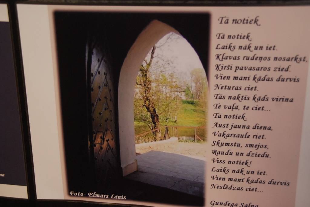 Līdz nākamās nedēļas sākumam Aizputes bibliotēkā var paspēt apskatīt fotodzejas izstādi “Sarmoti ziedi”. Tajā redzams aizputnieka Elmāra Līņa un siguldietes Gundegas Salnas kopdarbs. 
Autors: Iluta Dreimane