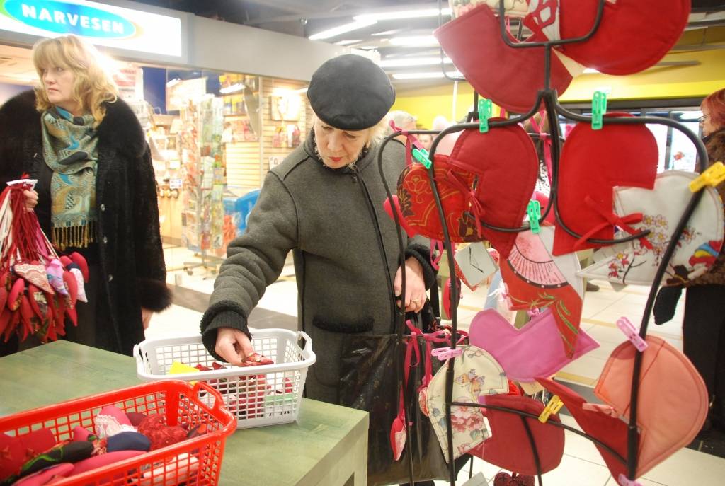 Šodien Tirdzniecības namā "Kurzeme" notiek Valentīna dienas tirdziņš, kurā savus darbus izstādījušas Liepājas Tūrisma un tekstila skolas audzēknes.
Autors: Jānis Goldbergs